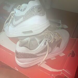 Barely worn WMNS NIKE AIR MAX size 7.5